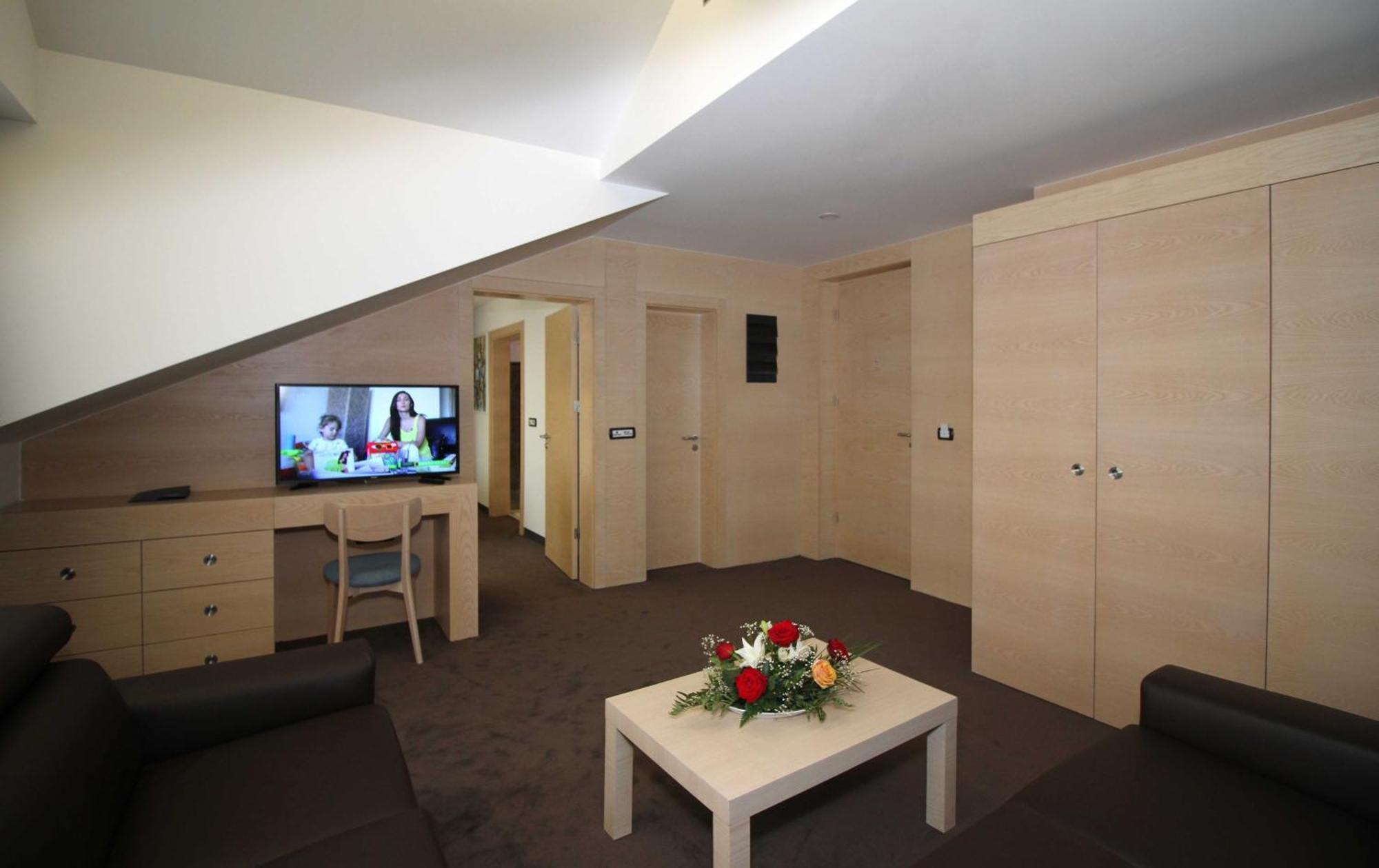 Hotel International Prishtina & Spa Pristina Room photo