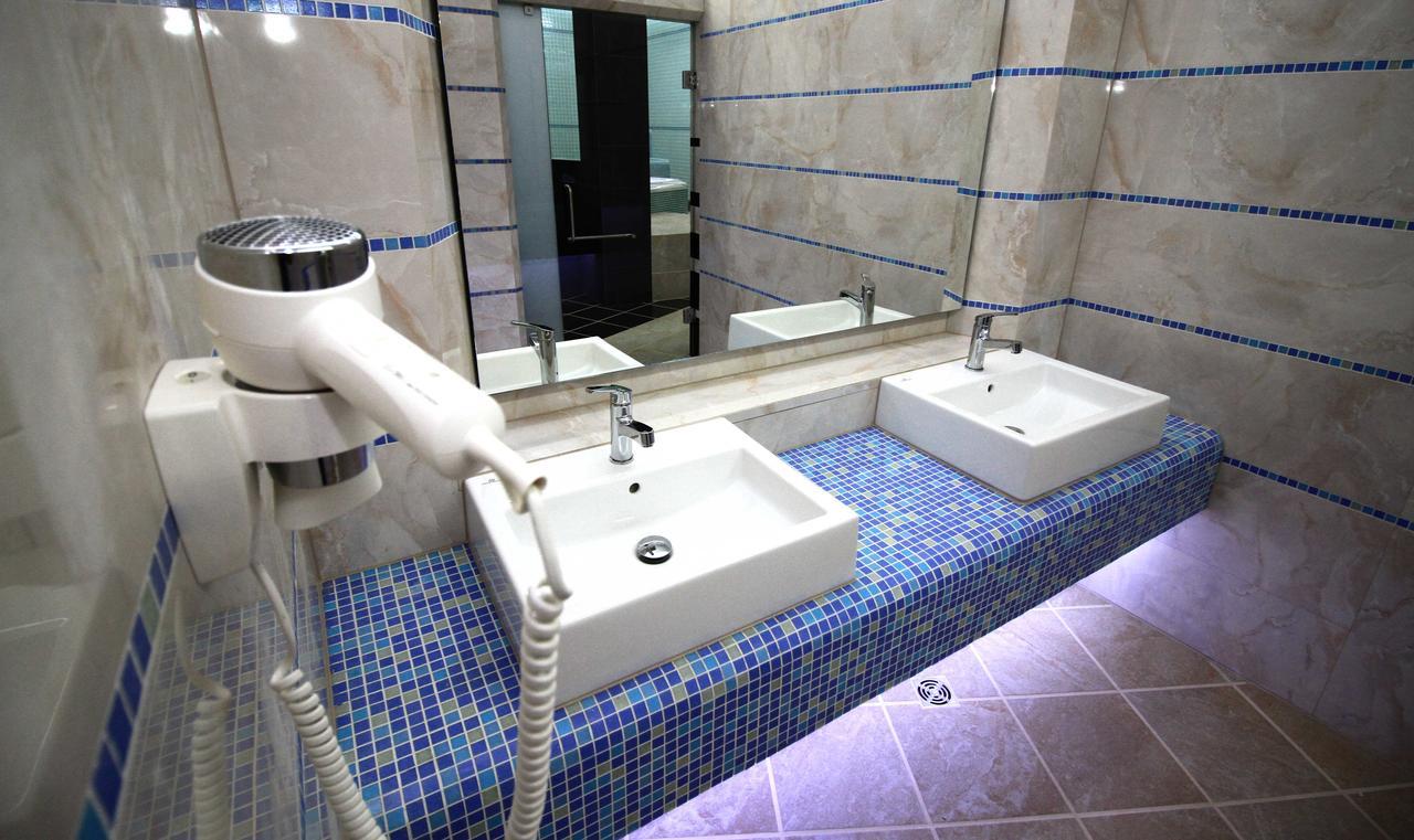 Hotel International Prishtina & Spa Pristina Exterior photo