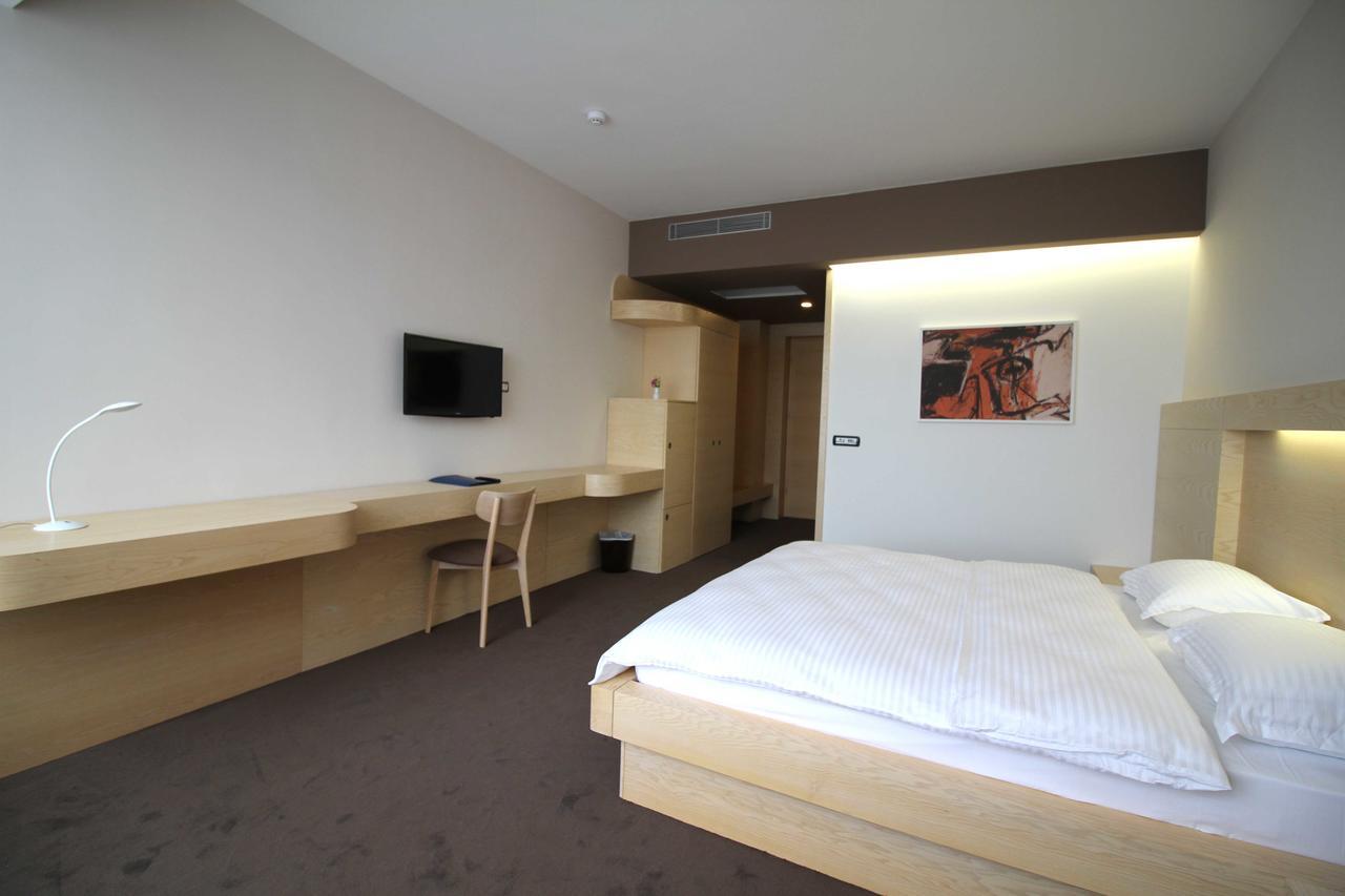 Hotel International Prishtina & Spa Pristina Exterior photo