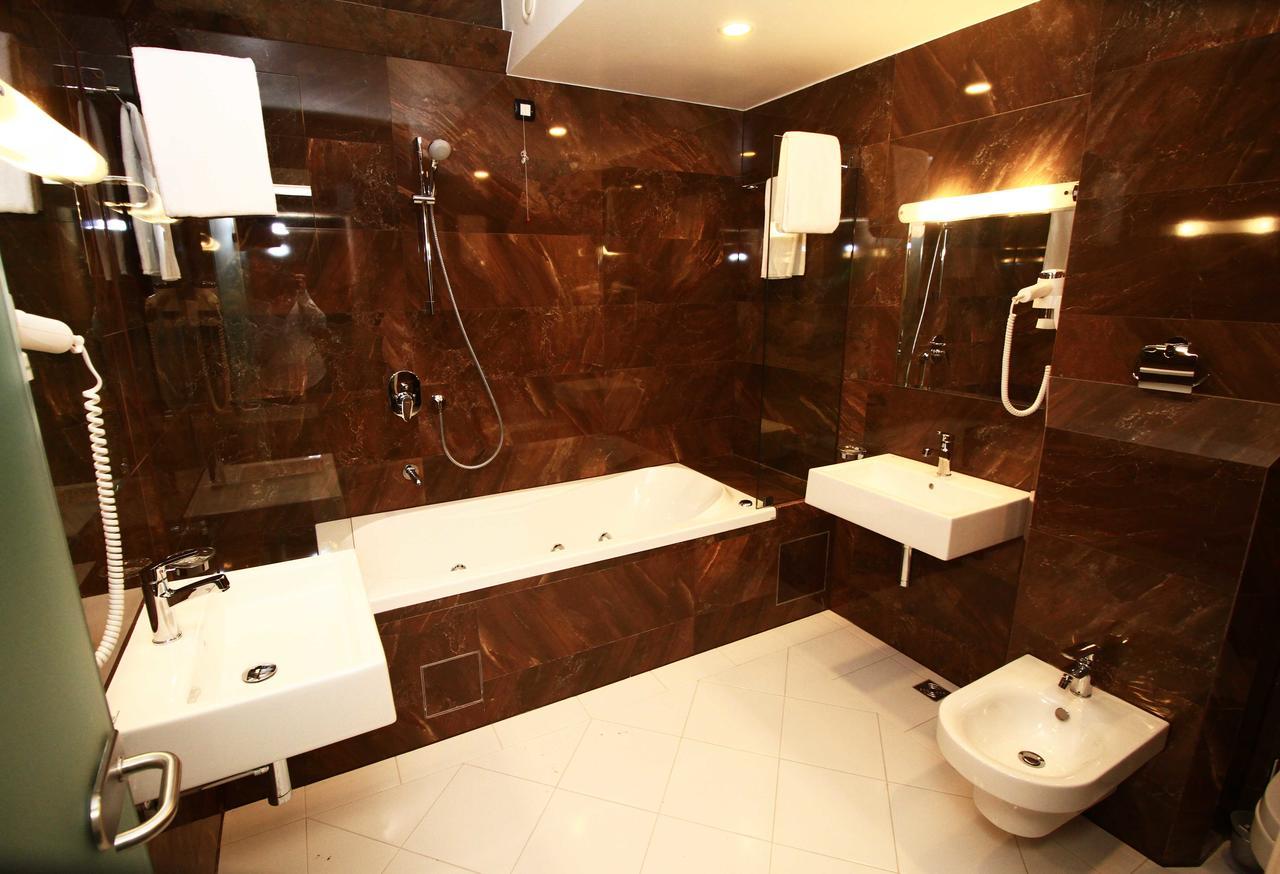 Hotel International Prishtina & Spa Pristina Exterior photo