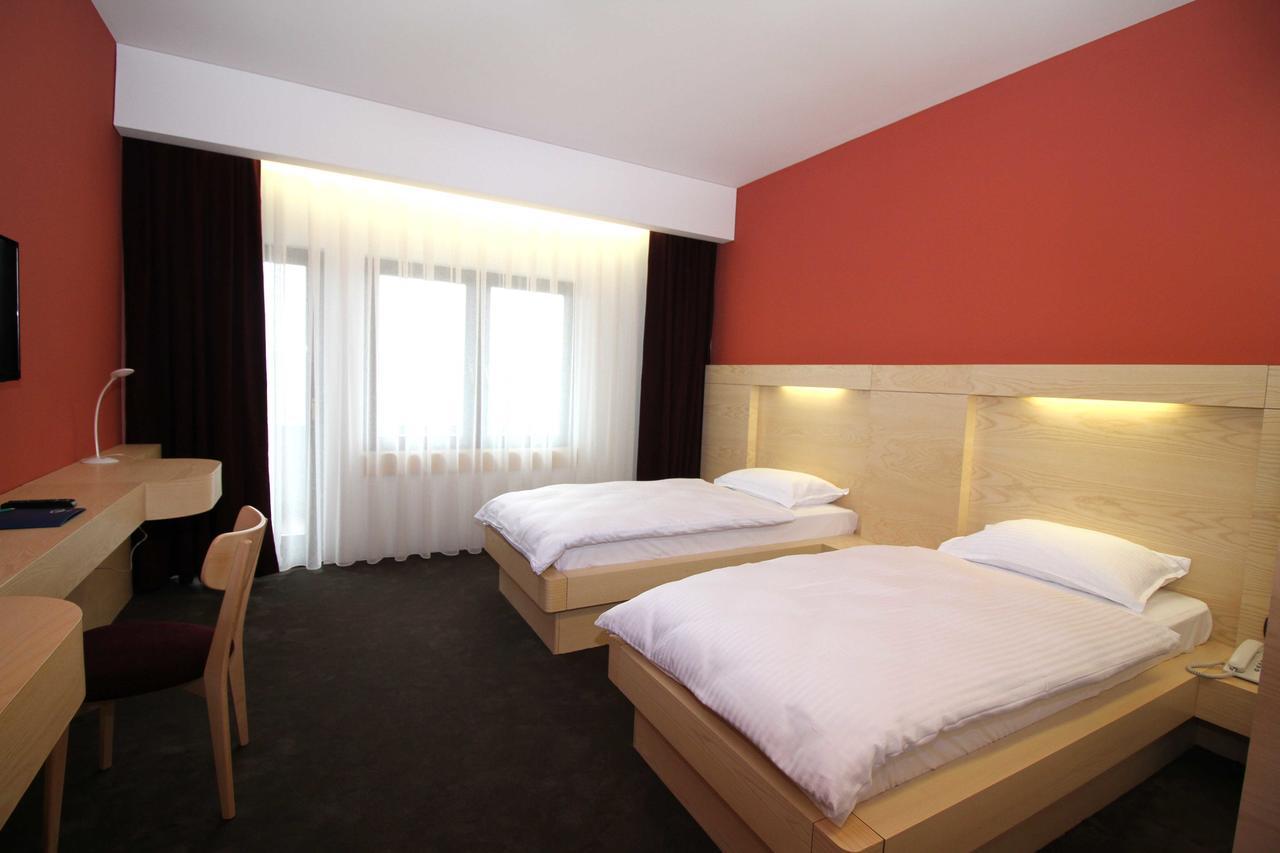 Hotel International Prishtina & Spa Pristina Exterior photo