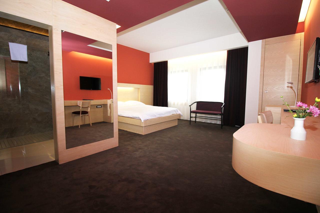 Hotel International Prishtina & Spa Pristina Exterior photo