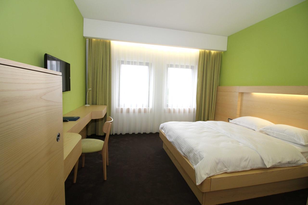 Hotel International Prishtina & Spa Pristina Exterior photo