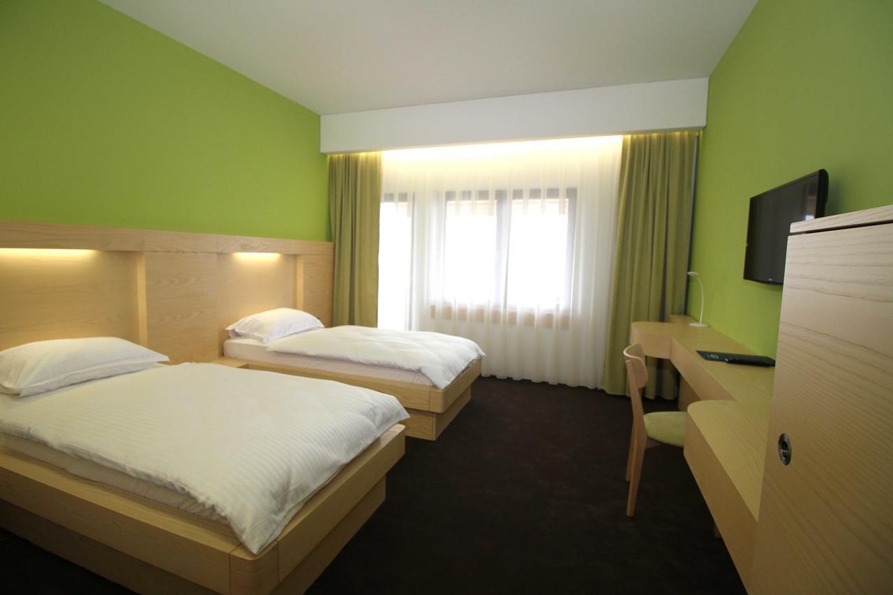 Hotel International Prishtina & Spa Pristina Exterior photo