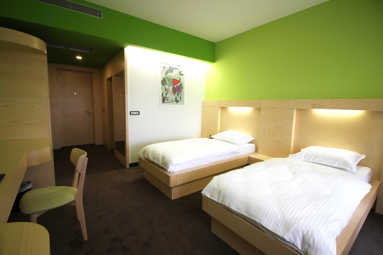 Hotel International Prishtina & Spa Pristina Exterior photo