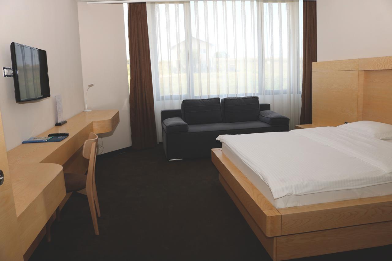 Hotel International Prishtina & Spa Pristina Exterior photo